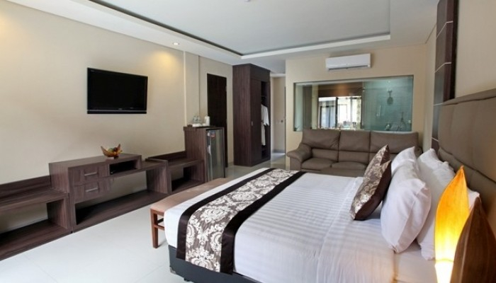 Bali Travel Onlinev | dPenjor Seminyak - Superior Double Room with Balcony- 1 King size Bed