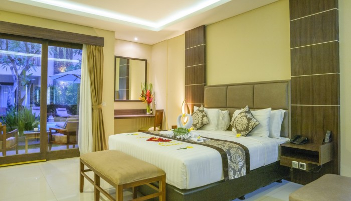 Bali Travel Onlinev | dPenjor Seminyak - Deluxe Double Room with Pool Access - 1 King Size Bed