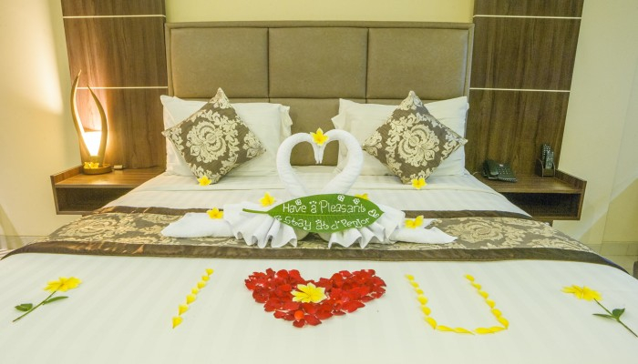 Bali Travel Onlinev | dPenjor Seminyak - Deluxe Double Room with Pool Access - 1 King Size Bed