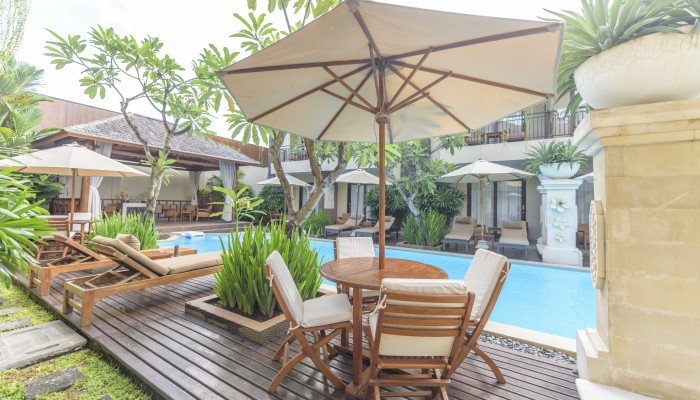 Bali Travel Onlinev | dPenjor Seminyak - Deluxe Double Room with Pool Access - 1 King Size Bed