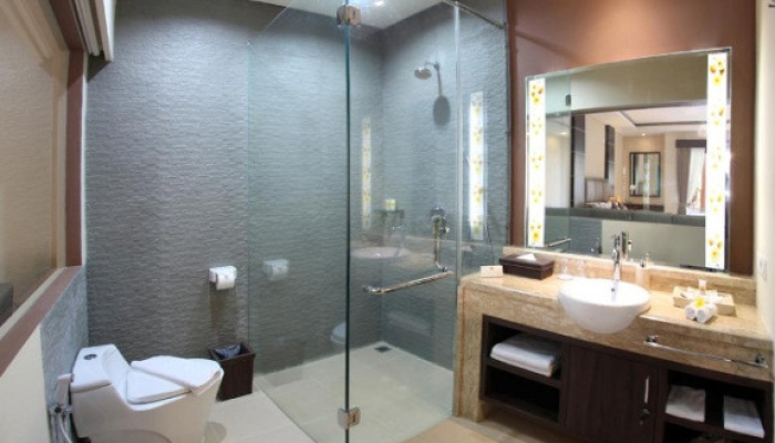Bali Travel Onlinev | dPenjor Seminyak - Superior Double Room with Balcony- 1 King size Bed