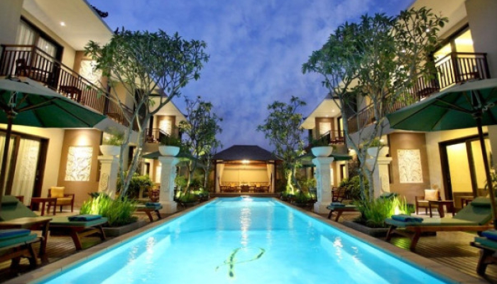 Bali Travel Onlinev | dPenjor Seminyak - Deluxe Double Room with Pool Access - 1 King Size Bed