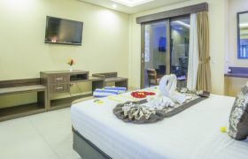 Bali Travel Online | dPenjor Seminyak - Superior Double Room with Balcony- 1 King size Bed